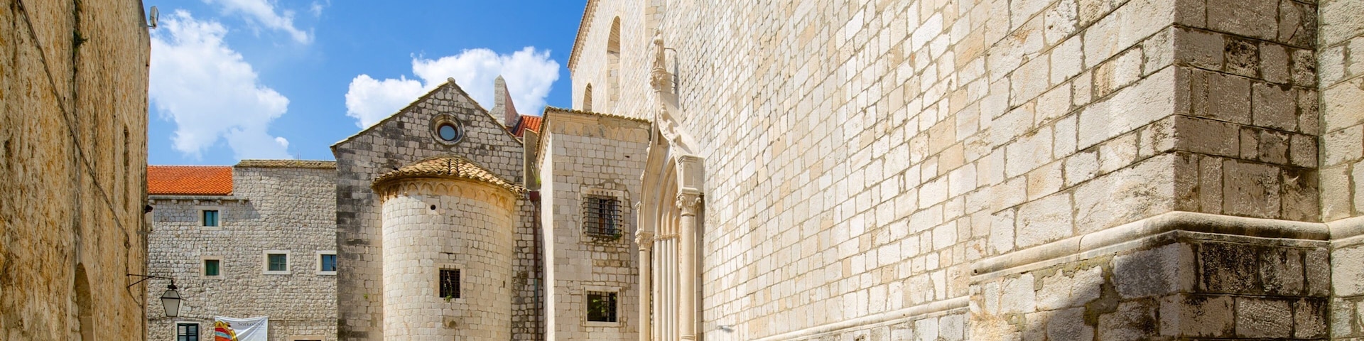 Monastère dominicain montrant patrimoine historique et patrimoine architectural