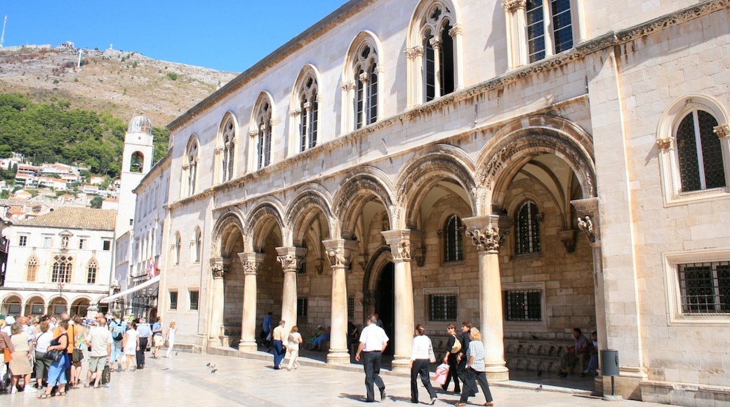 レクター宮殿 フィーチャー 遺跡, 広場 と シャトーあるいは宮殿