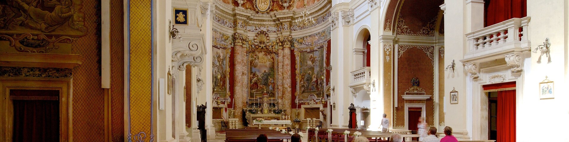Igreja de Santo Inácio que inclui elementos de patrimônio, vistas internas e uma igreja ou catedral