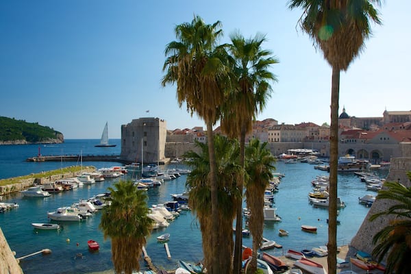 Festung Revelin das einen allgemeine Küstenansicht und Marina