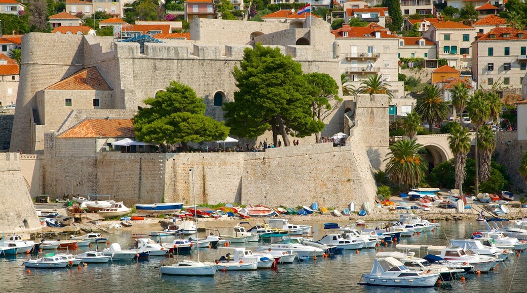 Revelin-fortet som viser marina og by