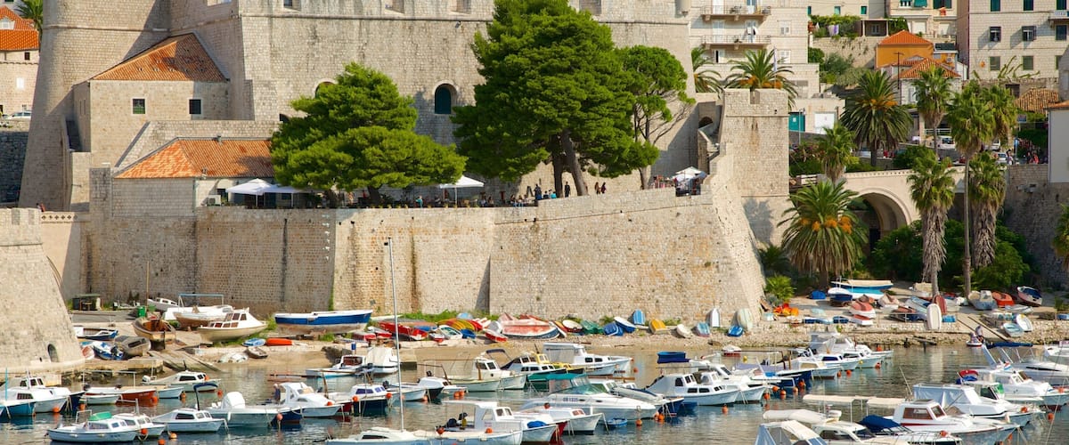 Fort Revelin montrant ville et marina