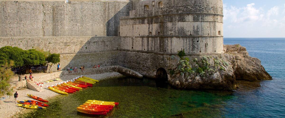 Fortaleza de Bokar que incluye ruinas de edificios y elementos del patrimonio