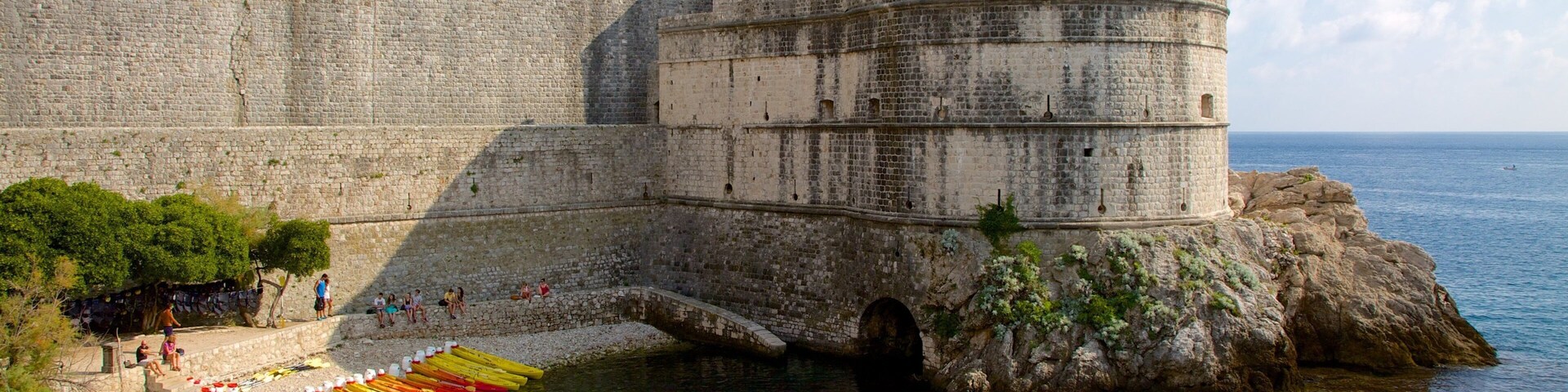 Fortaleza de Bokar que inclui uma ruína e elementos de patrimônio