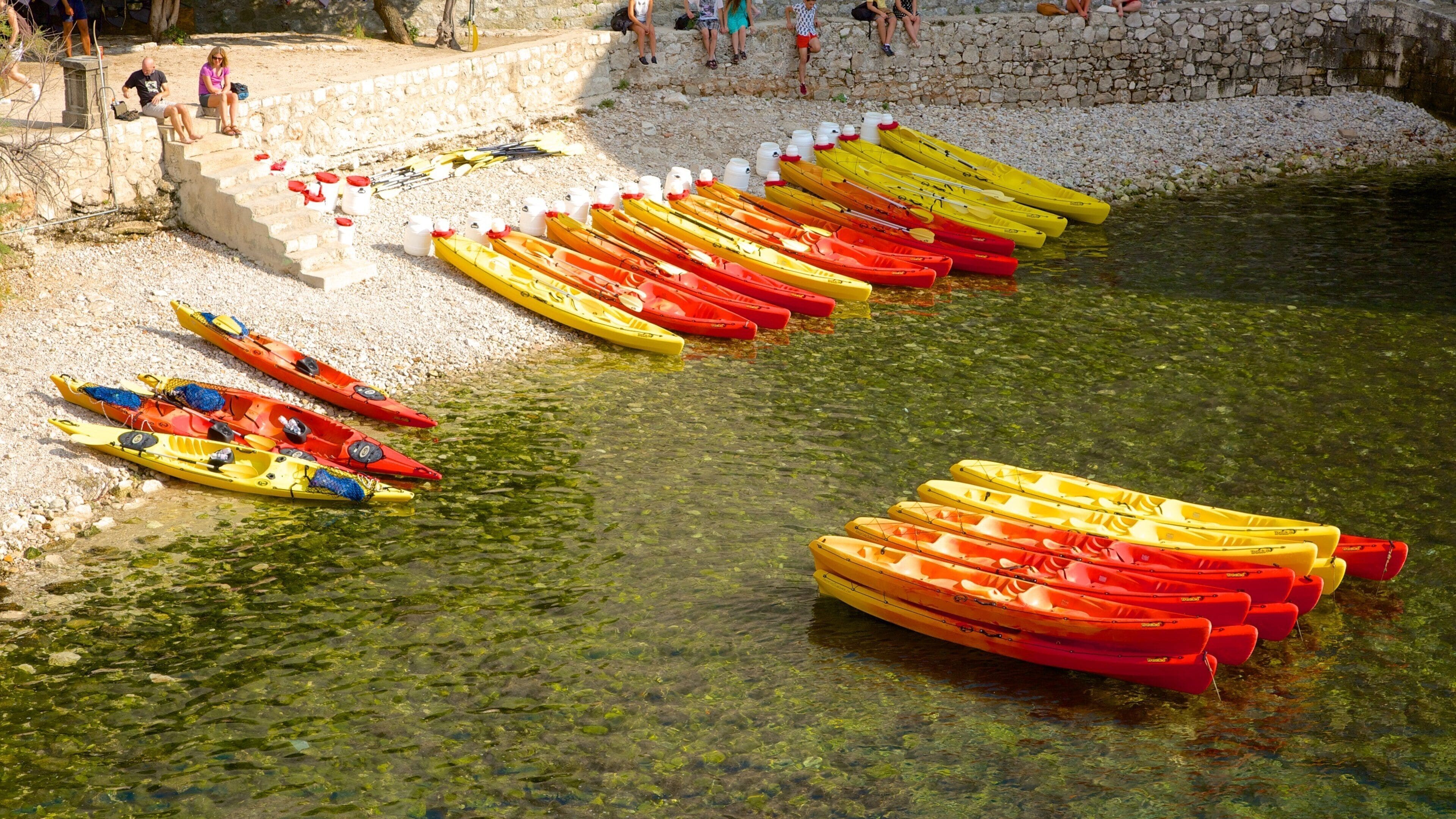 Bokarin linnoitus johon kuuluu kivinen ranta