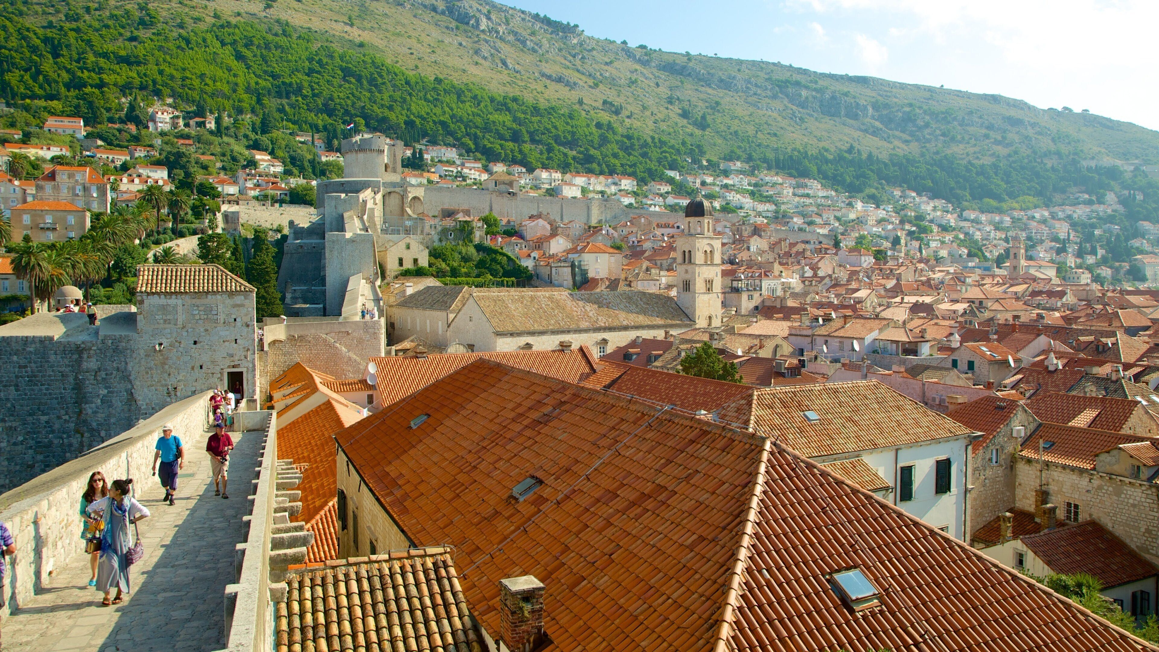 Minčetan linnoitus johon kuuluu kaupunki ja perintökohteet sekä pieni ryhmä ihmisiä