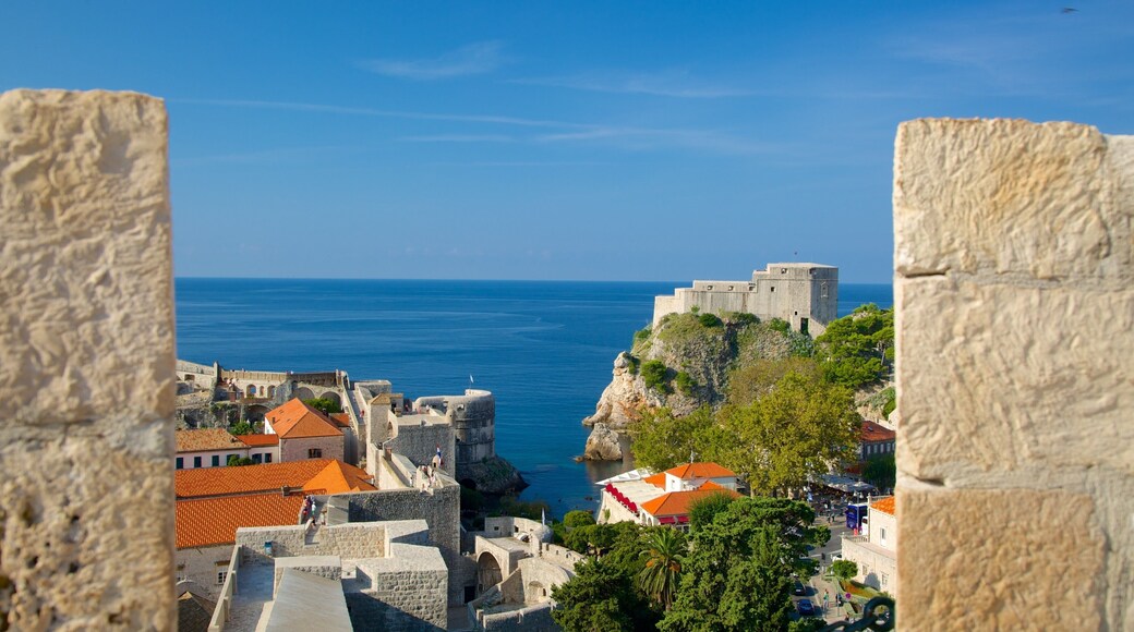 Lovrijenac Fort fasiliteter samt kyst og kystby