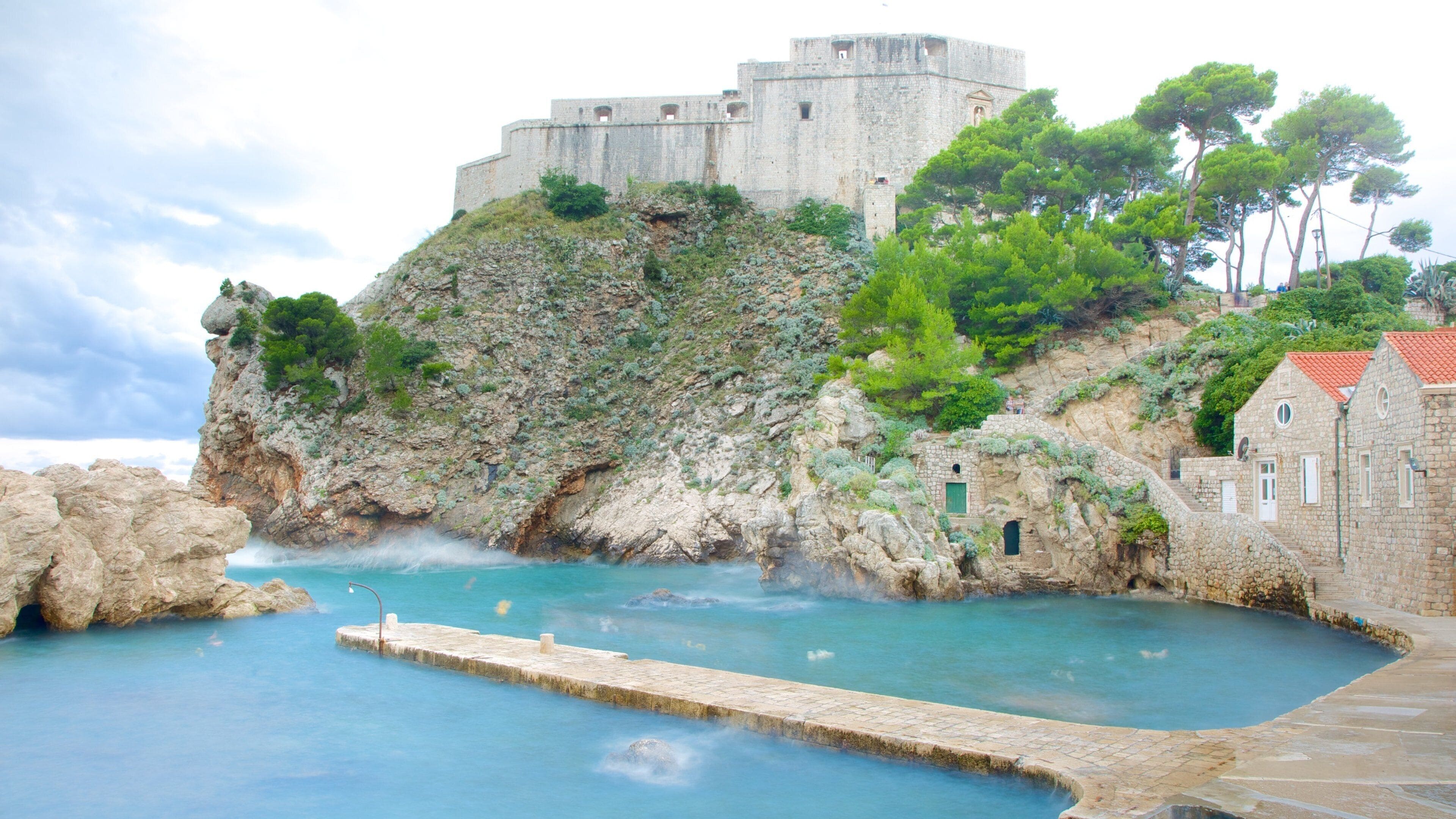 Lovrijenac Fort som viser bygningsruiner, kyst og kulturarv