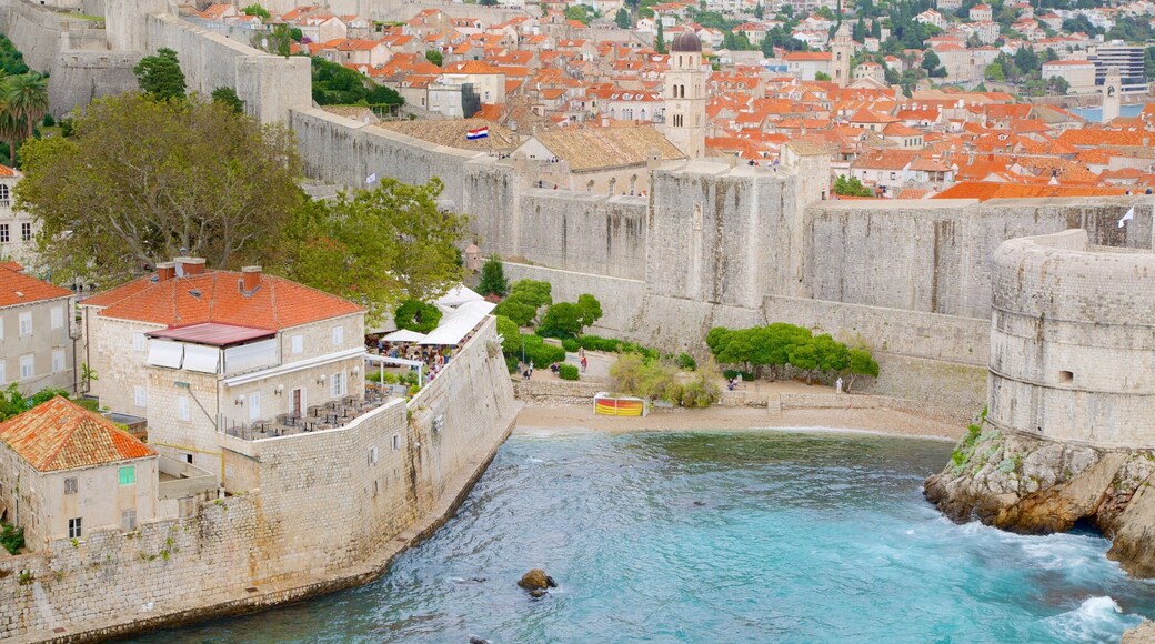 Lovrijenac Fort fasiliteter samt kulturarv og by