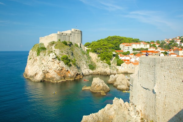 Forteresse Lovrjenac mettant en vedette ville côtière, patrimoine historique et vues littorales