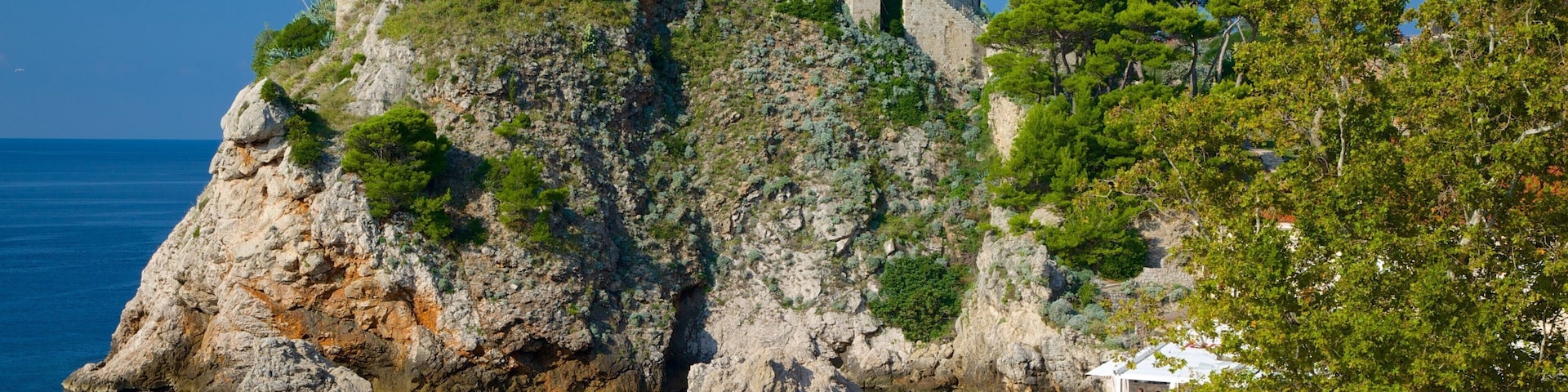 Fortaleza de Lovrijenac mostrando elementos de patrimônio e paisagens litorâneas