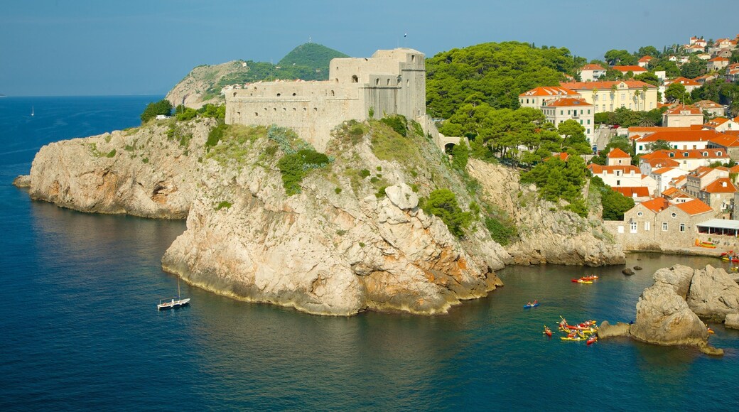 Lovrijenacin linnoitus featuring rannikkokaupunki, yleiset rantanäkymät ja perintökohteet