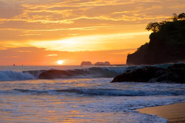 Flamingo Beach welches beinhaltet Brandung, allgemeine KĂŒstenansicht und Landschaften