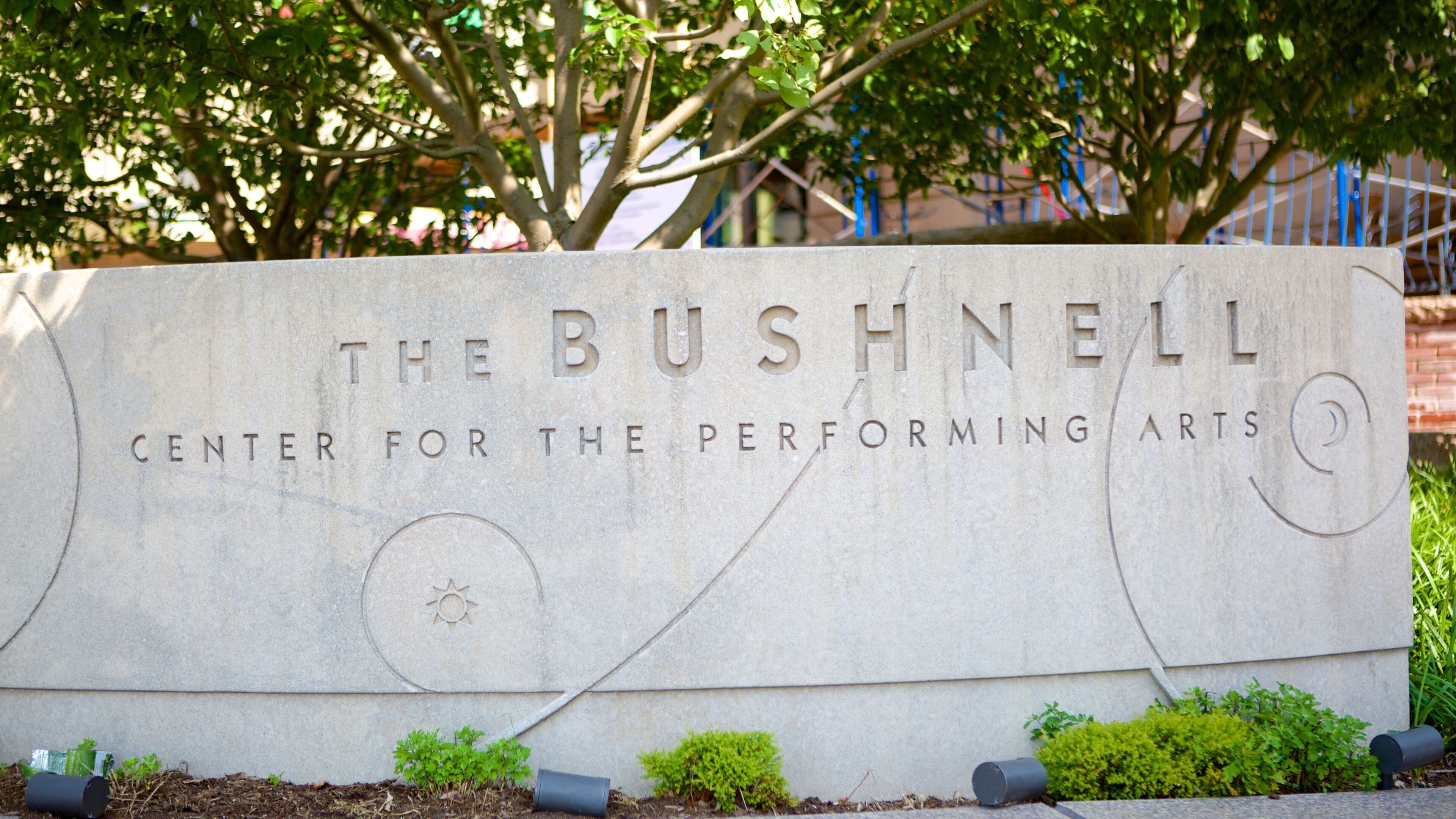 Bushnell-senteret for utøvende kunst fasiliteter samt skilt