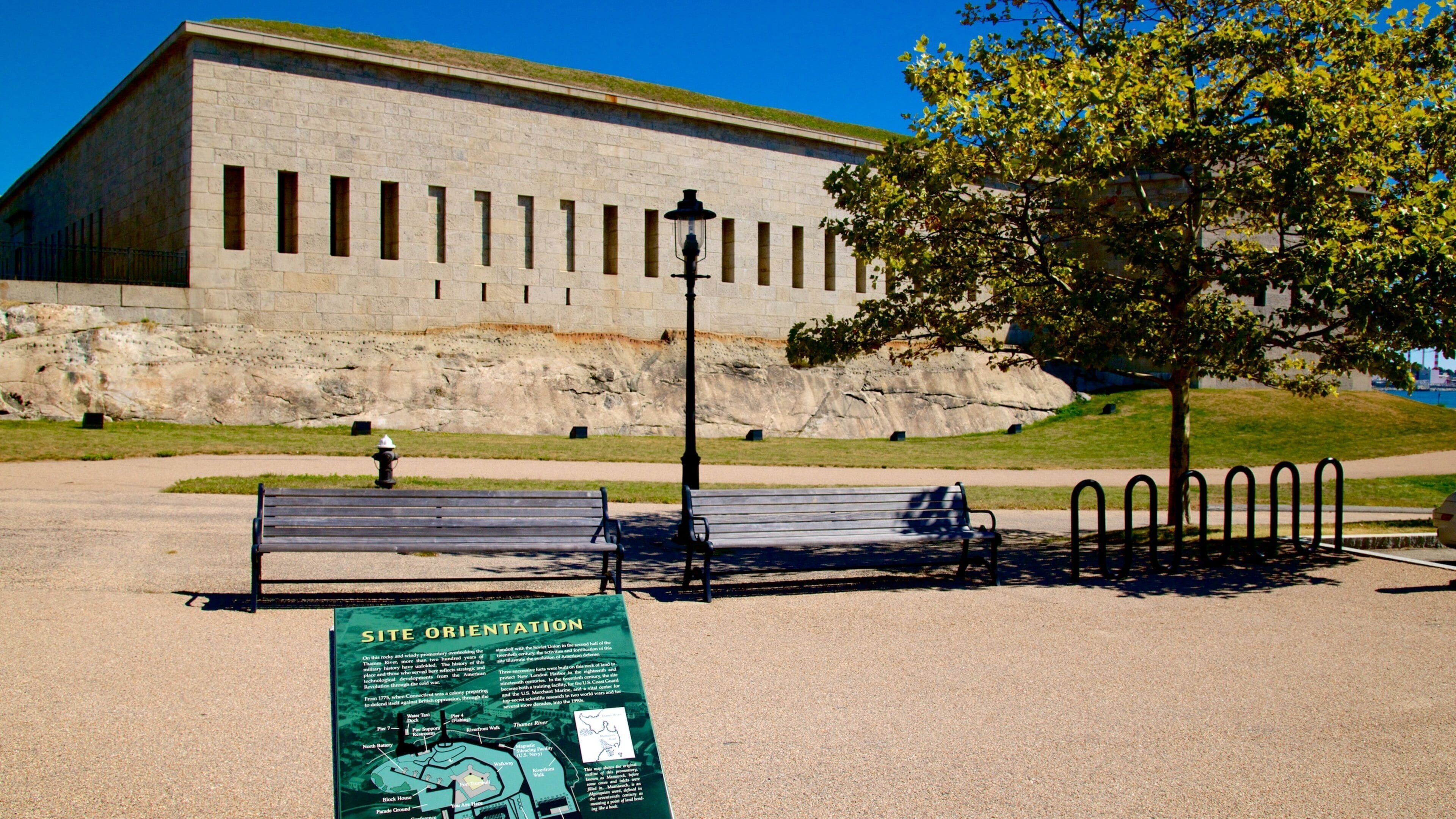 Fort Trumbull State Park showing heritage architecture and a garden
