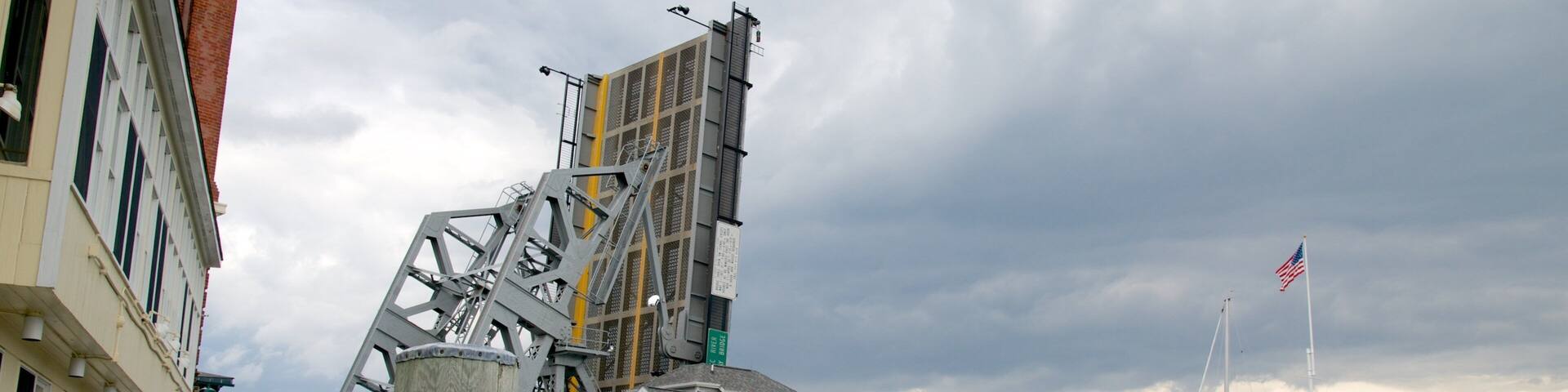 Mystic River Bascule Bridge ofreciendo una bahía o puerto y vistas generales de la costa