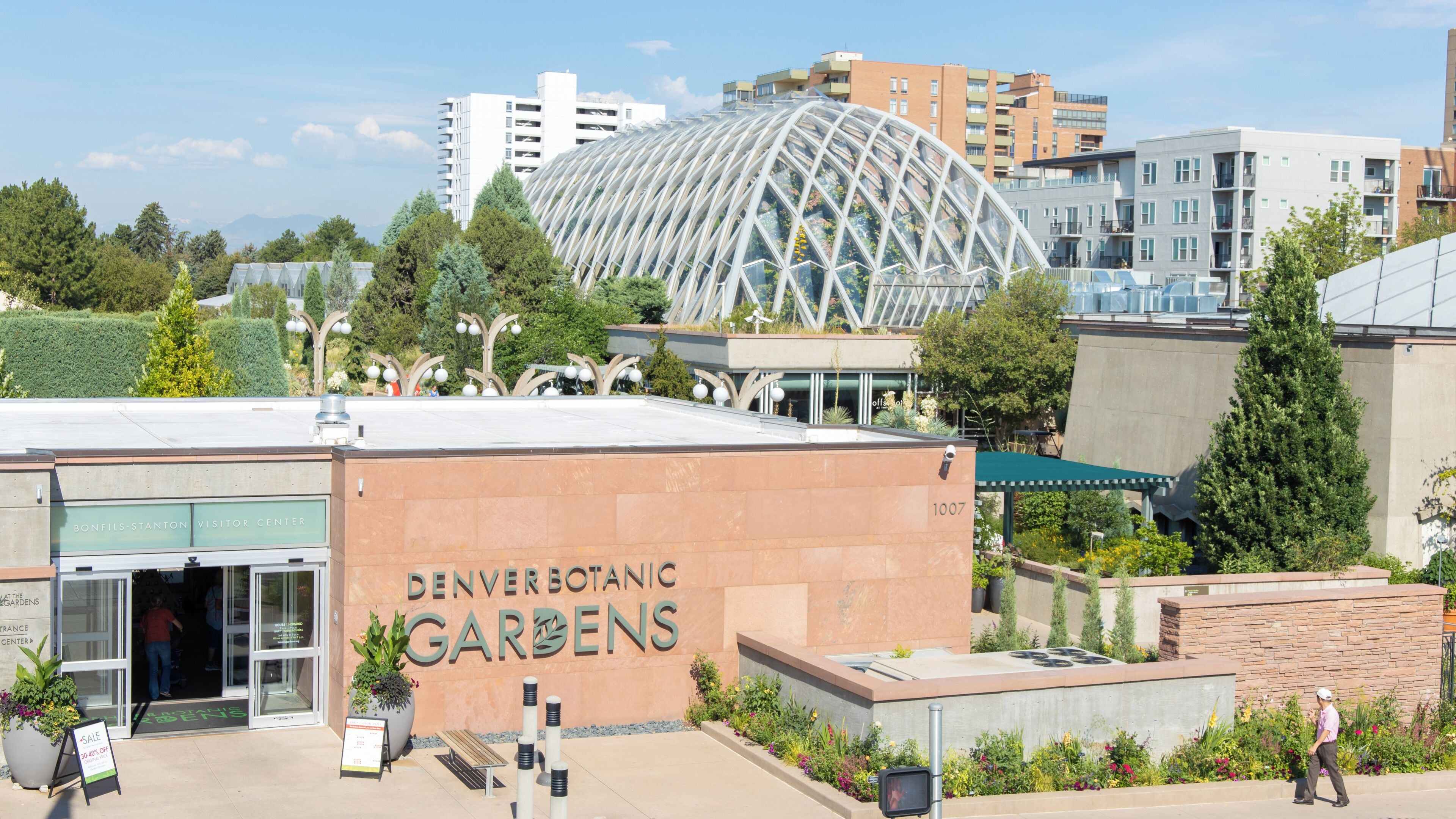 Els Jardins Botànics de Denver amb una gran estructura en forma de cúpula de vidre i edificis circumdants.