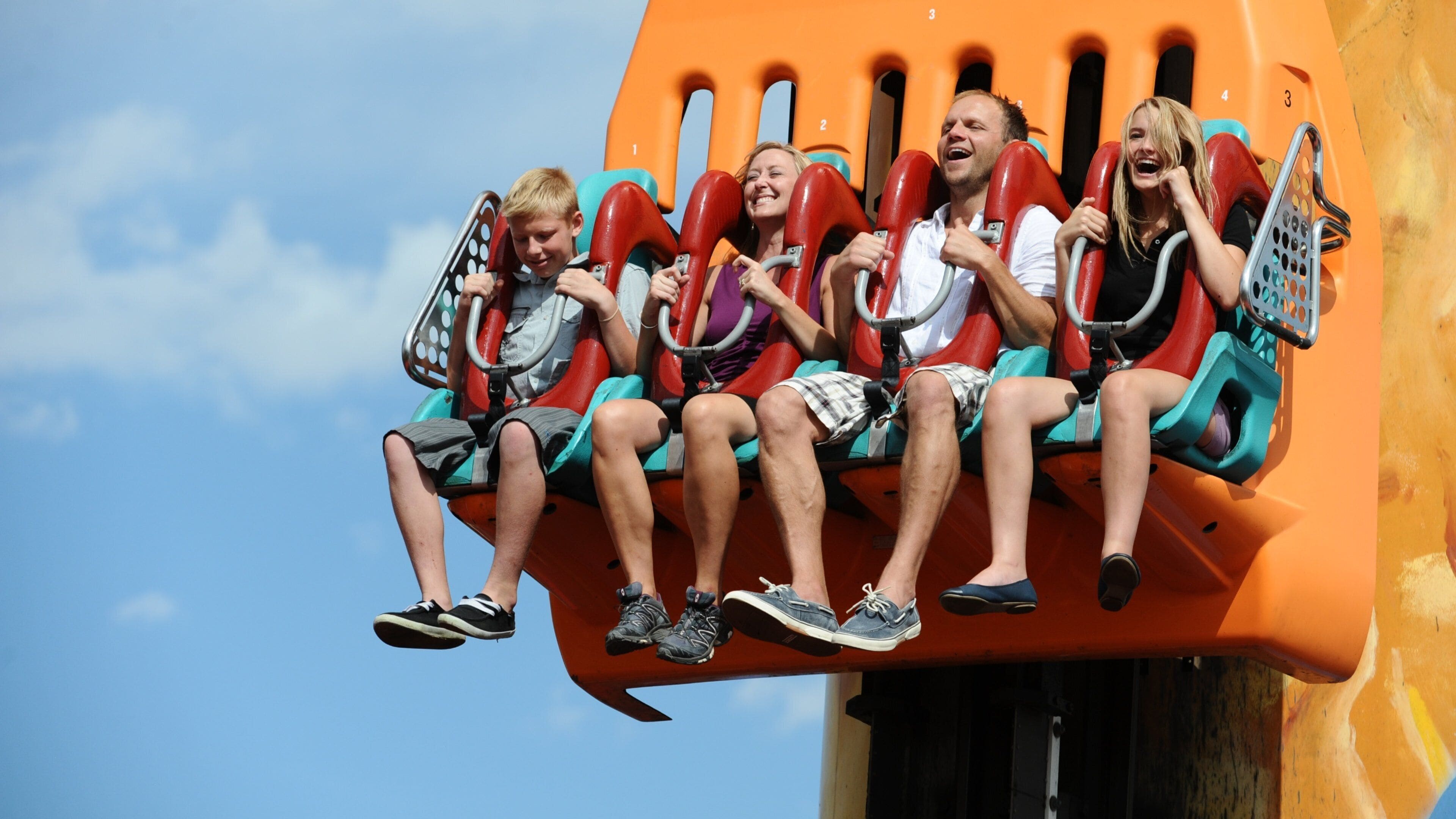 Elitch Gardens temapark som inkluderer karusell i tillegg til familie