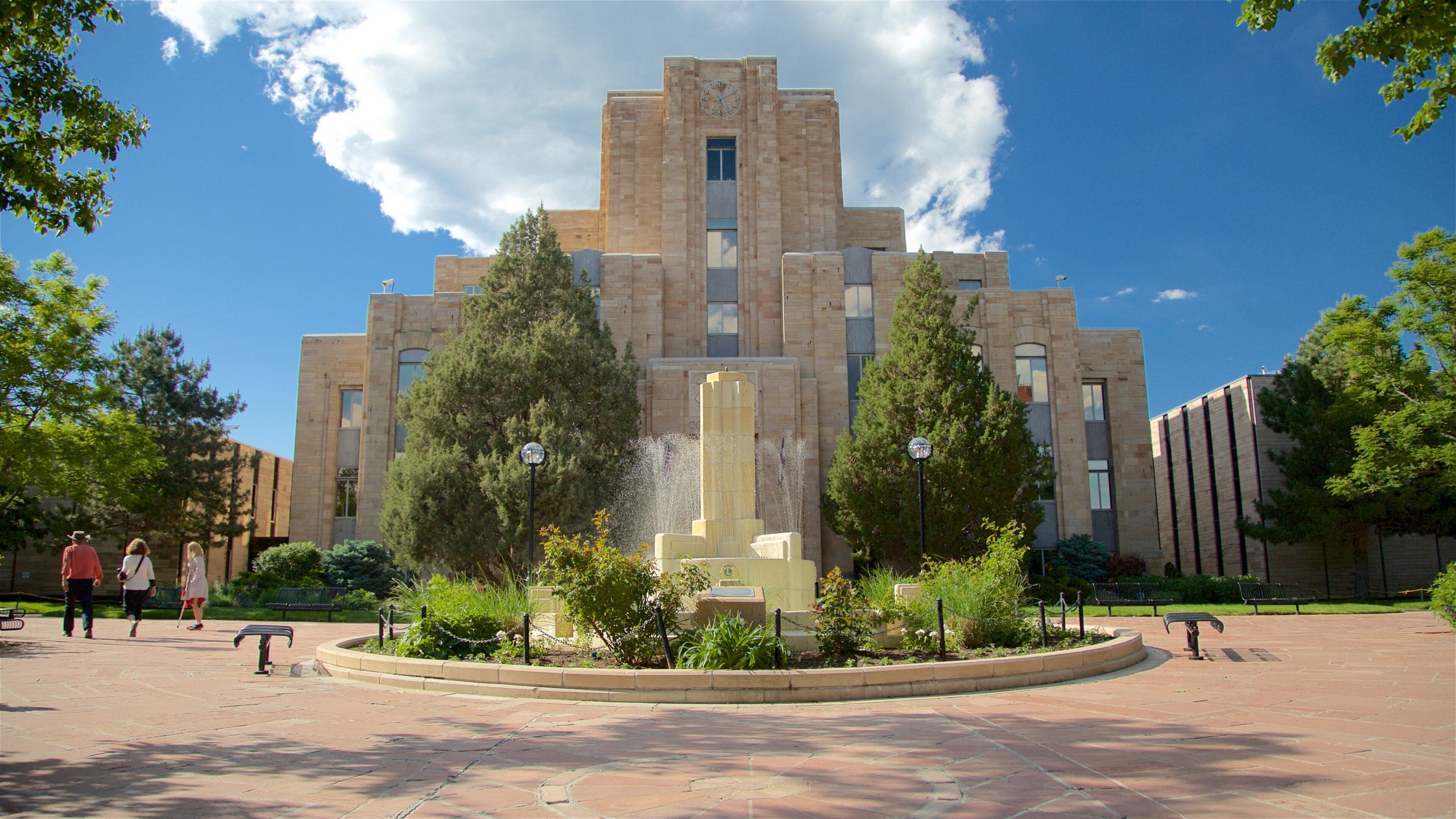 Pearl Street Mall showing a garden and a fountain