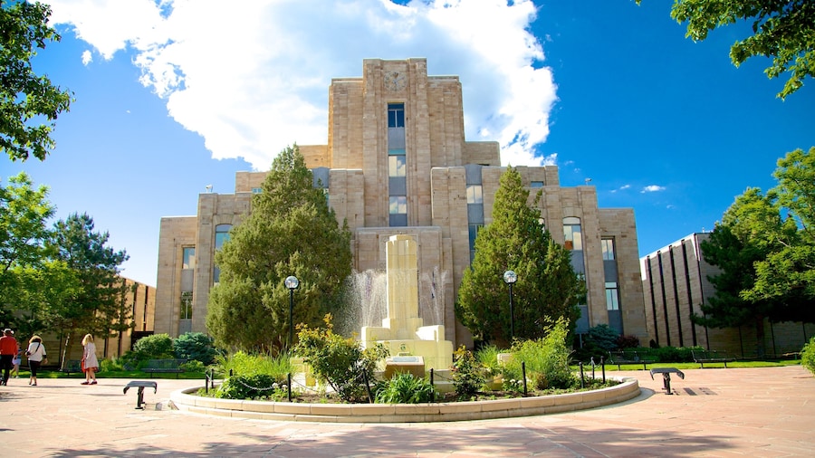 Pearl Street Mall featuring a fountain