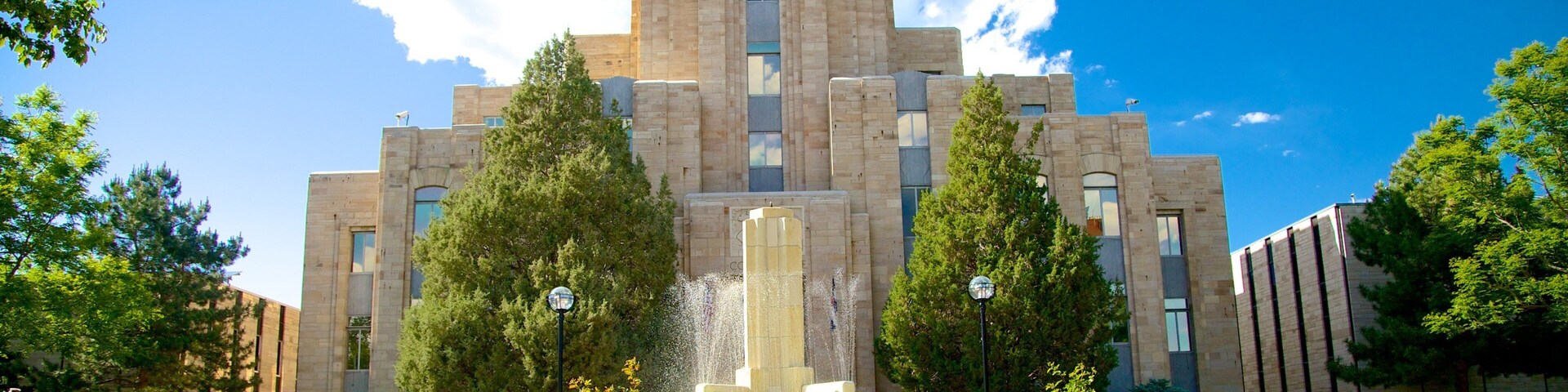 Pearl Street Mall featuring a fountain