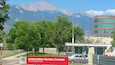 Le complexe olympique des États-Unis, avec une chaîne de montagnes en arrière-plan.