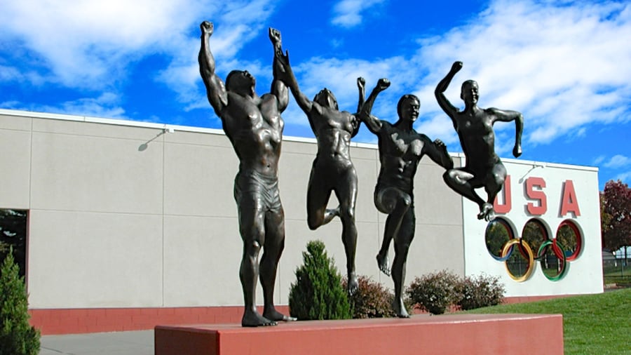 United States Olympic Complex que incluye arte al aire libre y una estatua o escultura