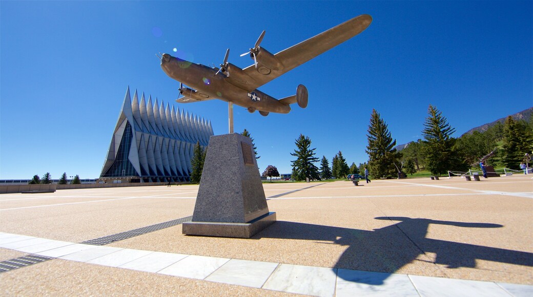 US Air Force Academy ofreciendo un parque o plaza, artículos militares y un monumento