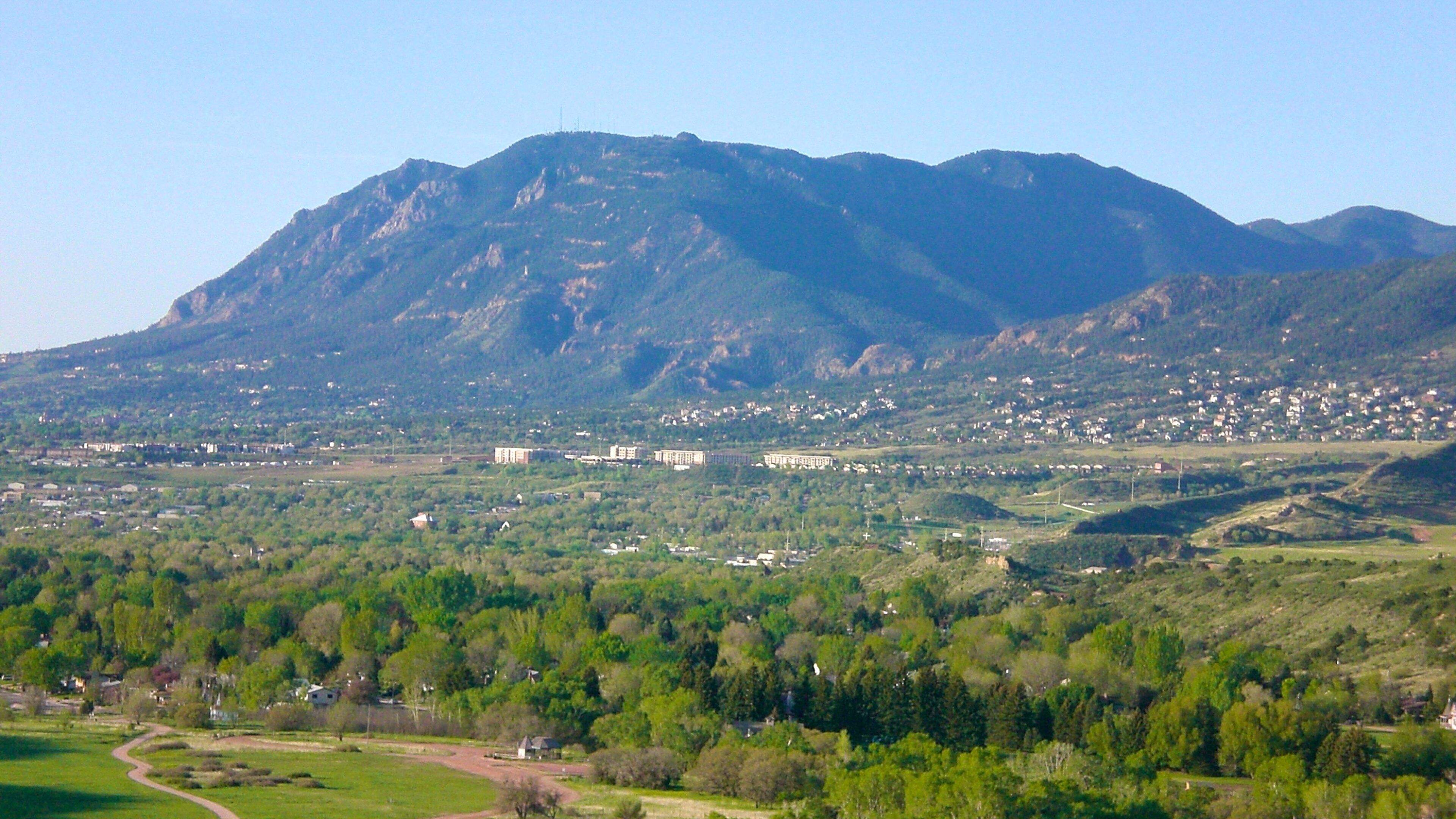 Cheyenne Mountain State Park featuring vuoret