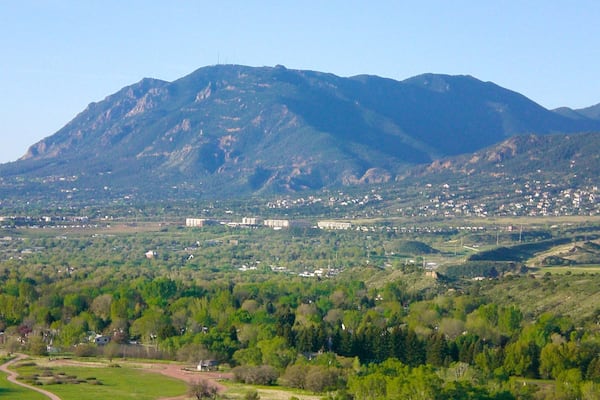 Cheyenne Mountain qui includes montagnes