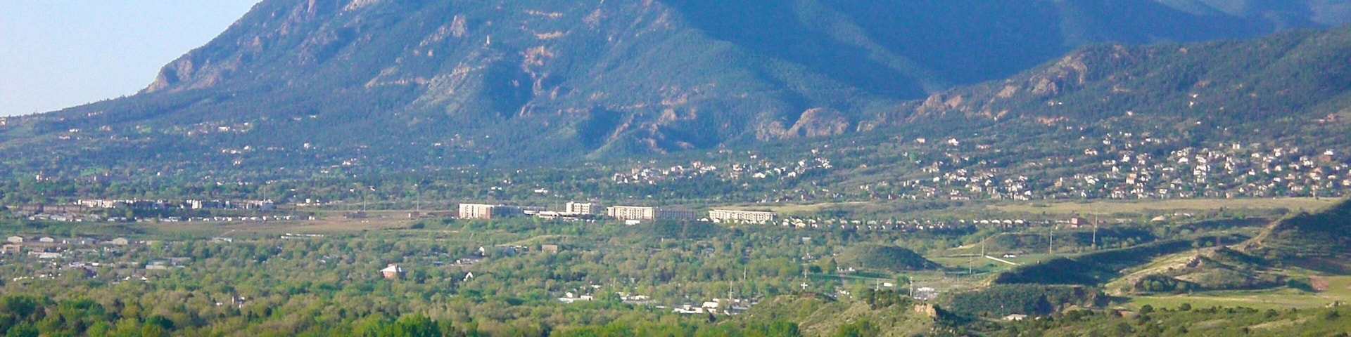 Cheyenne Mountain State Park which includes mountains