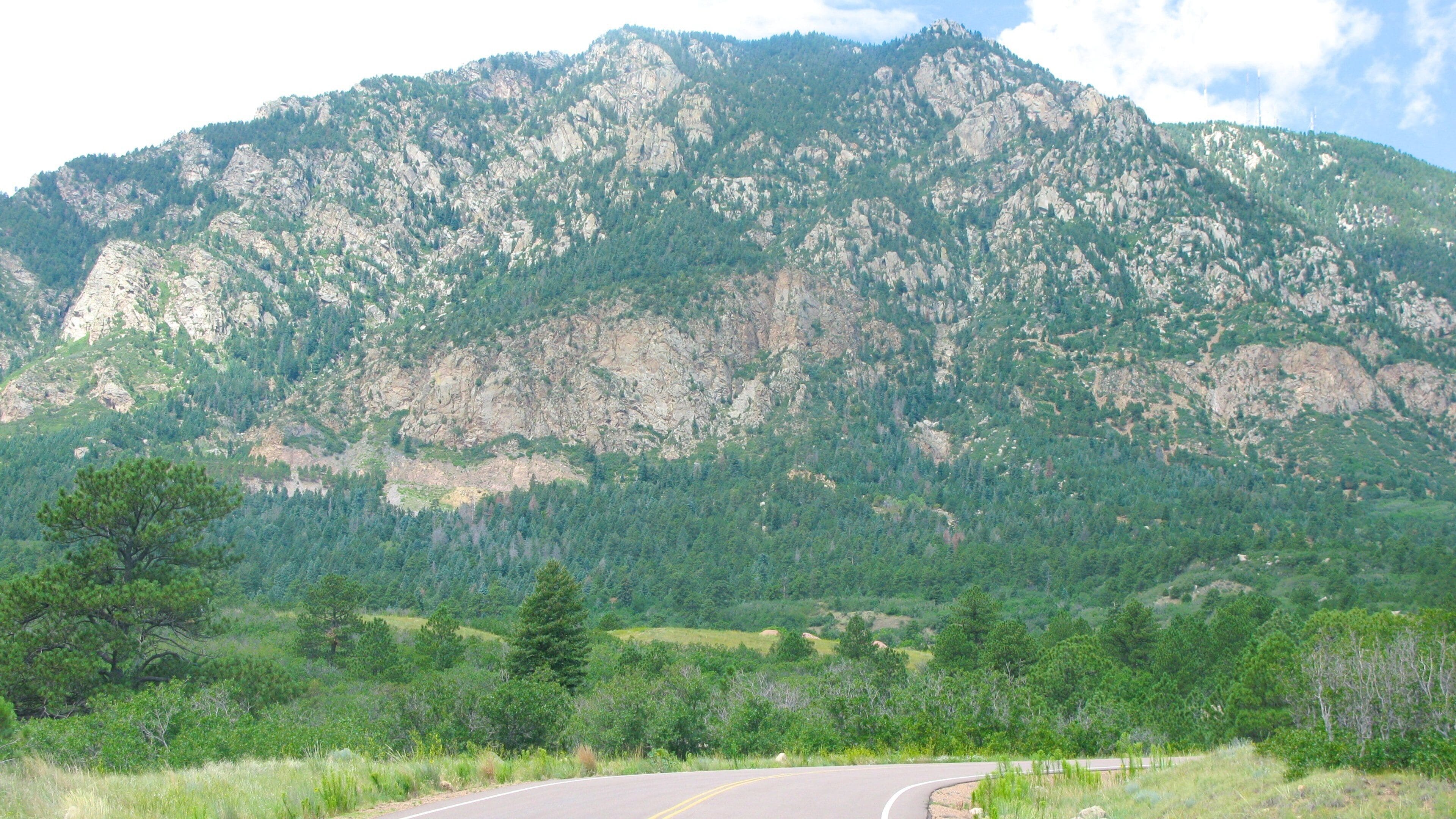 Cheyenne Mountain State Park showing mountains