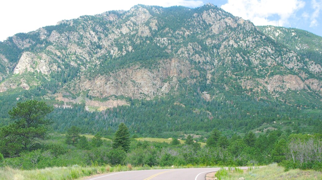 Cheyenne Mountain State Park showing mountains