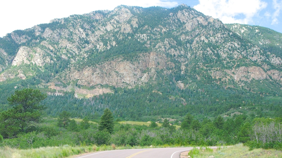 Cheyenne Mountain State Park showing mountains