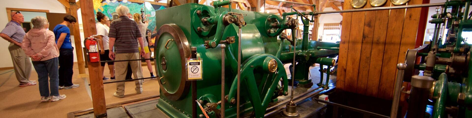 Western Museum of Mining and Industry ofreciendo vistas interiores y elementos del patrimonio y también un pequeño grupo de personas