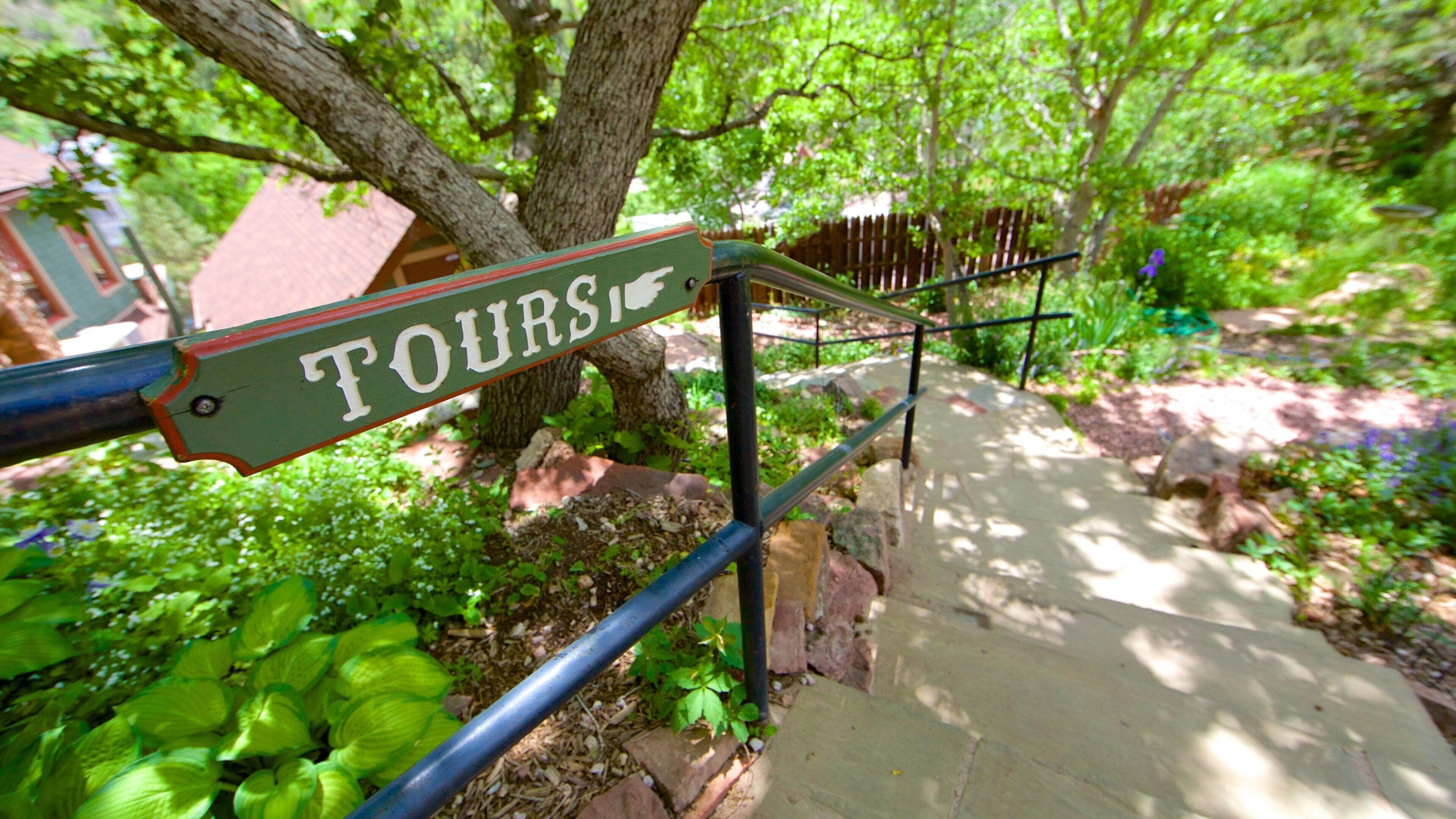 Miramont Slot og byder på skiltning