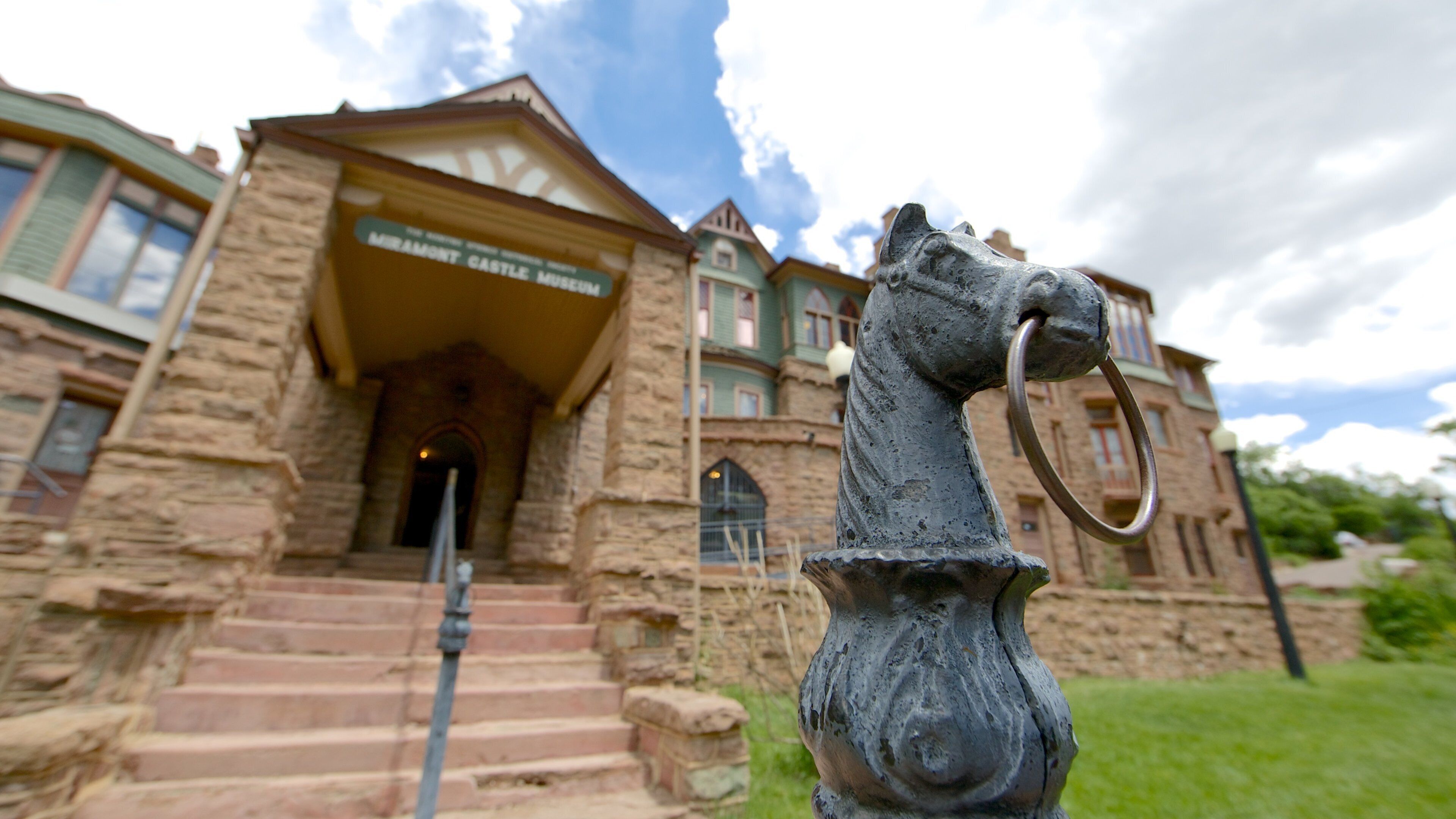 Miramont Castle which includes heritage architecture and château or palace