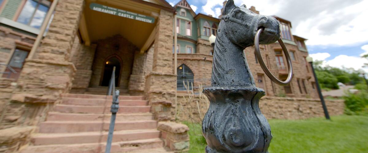 Miramont Castle which includes heritage architecture and château or palace