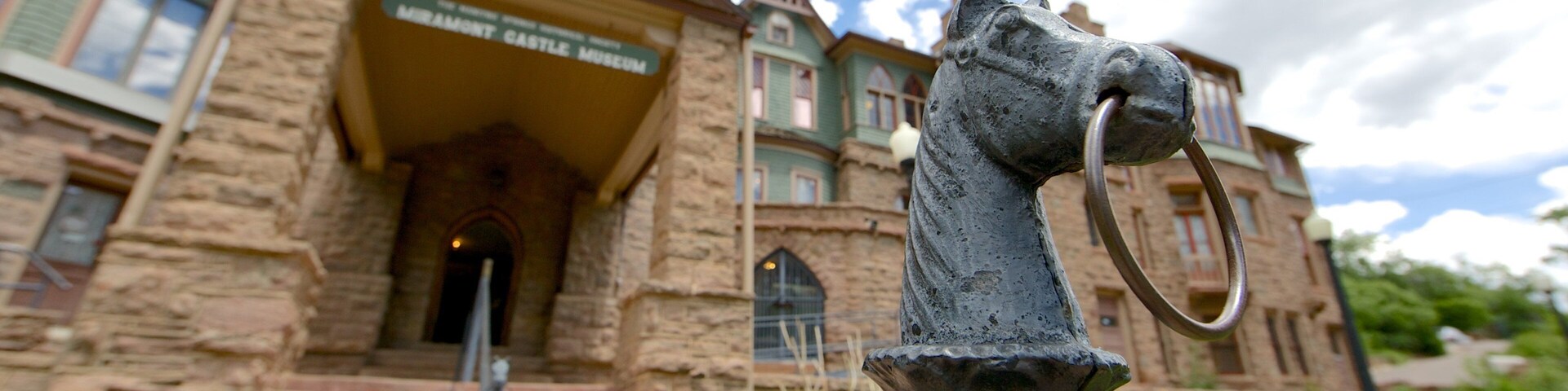 Miramont Castle ofreciendo arquitectura patrimonial y palacio