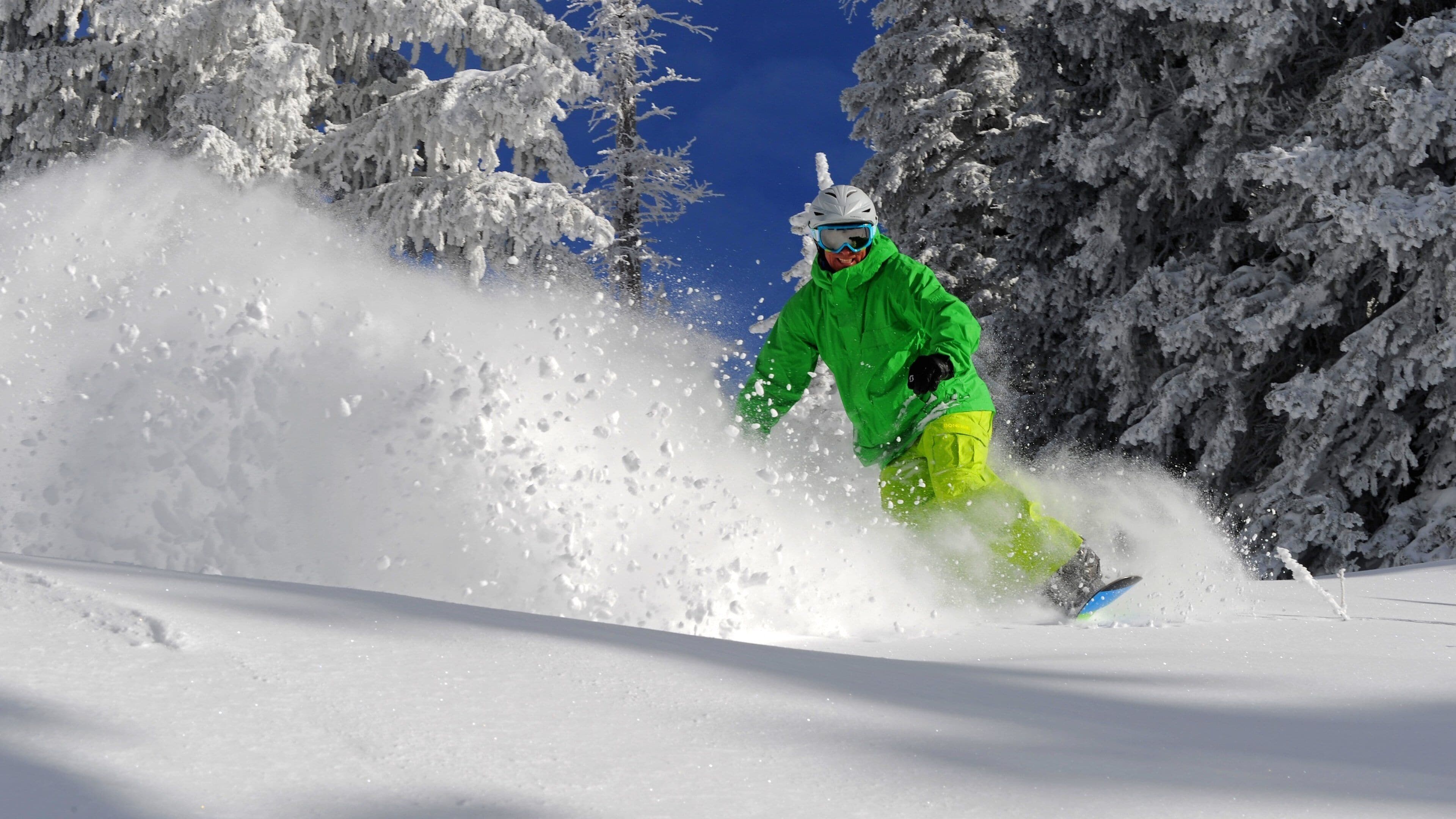 蒸氣船滑雪度假中心 设有 雪 和 雪地滑板 以及 一個男性