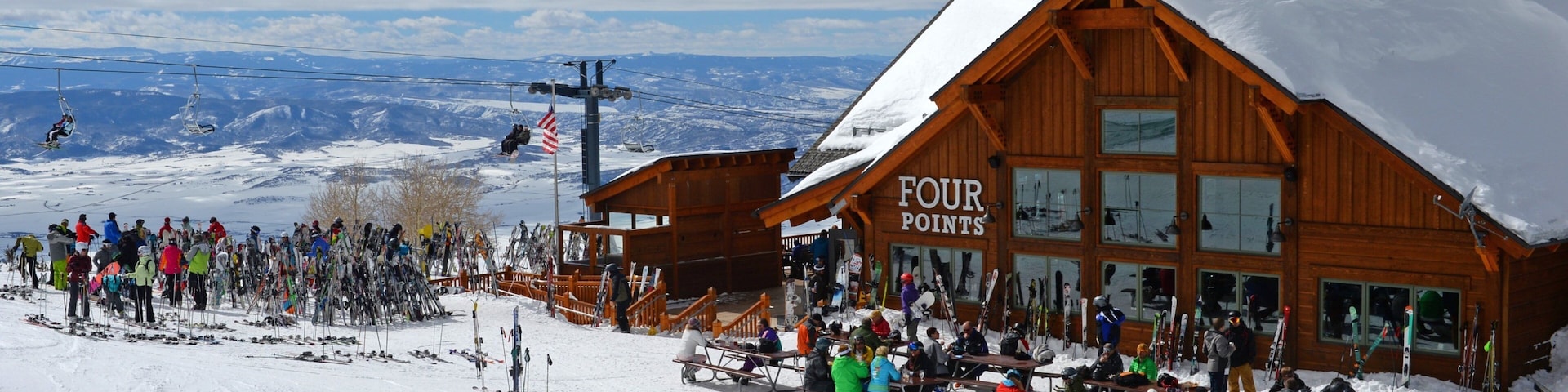 Steamboat Ski Resort que inclui esqui na neve e neve assim como um grande grupo de pessoas