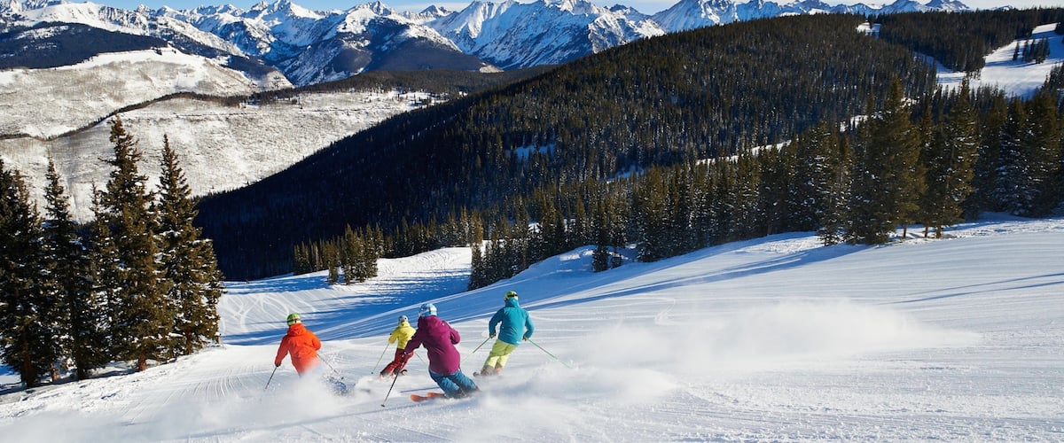 Vail Skisportssted og byder på bjerge, udsigt over landskaber og sne