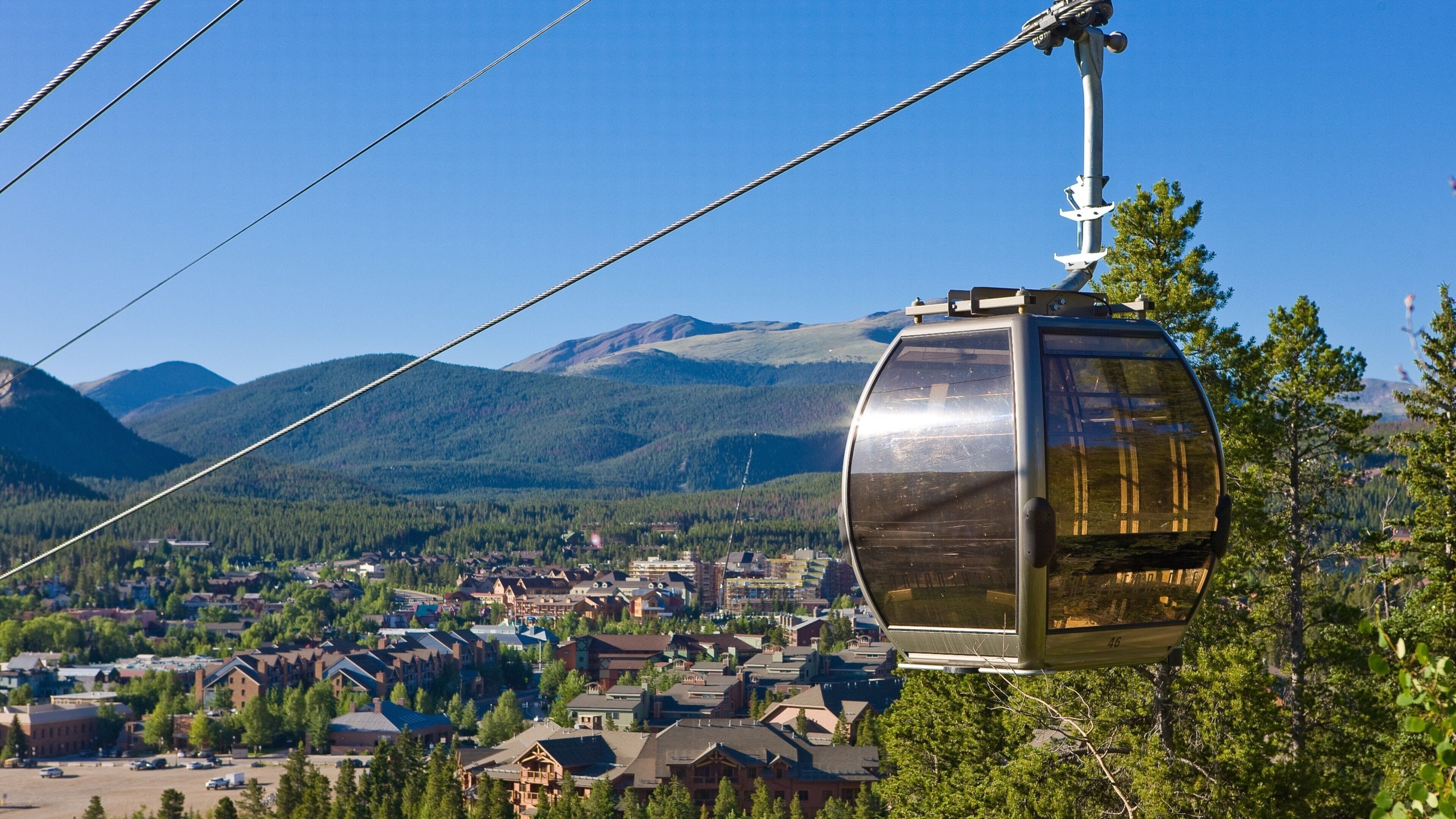 Breckenridge Ski Resort ซึ่งรวมถึง กอนโดลา และ เมืองหรือหมู่บ้านเล็กๆ