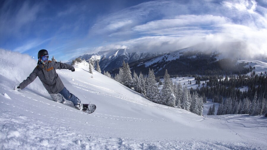 Estación de esquí Copper Mountain ofreciendo esquiar en la nieve, bosques y nieve