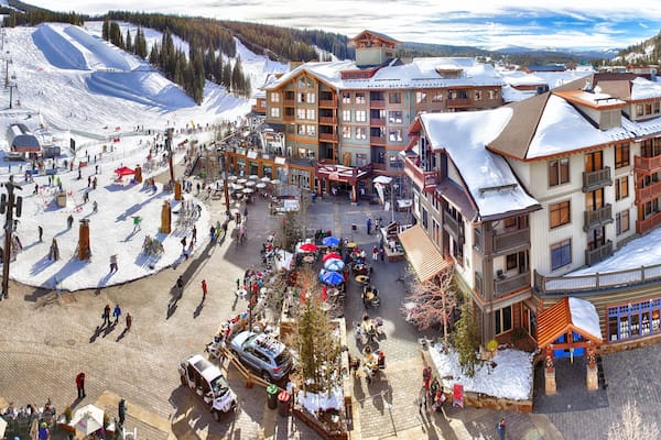 Copper Mountain Ski Resort che include hotel di lusso o resort e neve cosi come un grande gruppo di persone