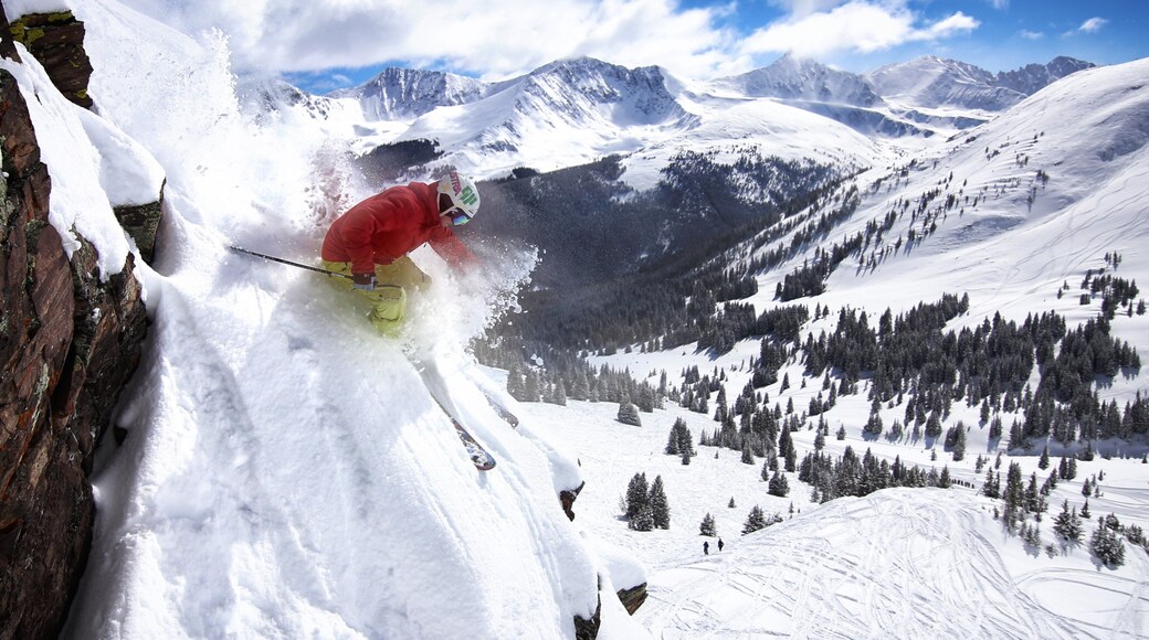 Estación de esquí Copper Mountain que incluye escenas forestales, vistas de paisajes y esquiar en la nieve