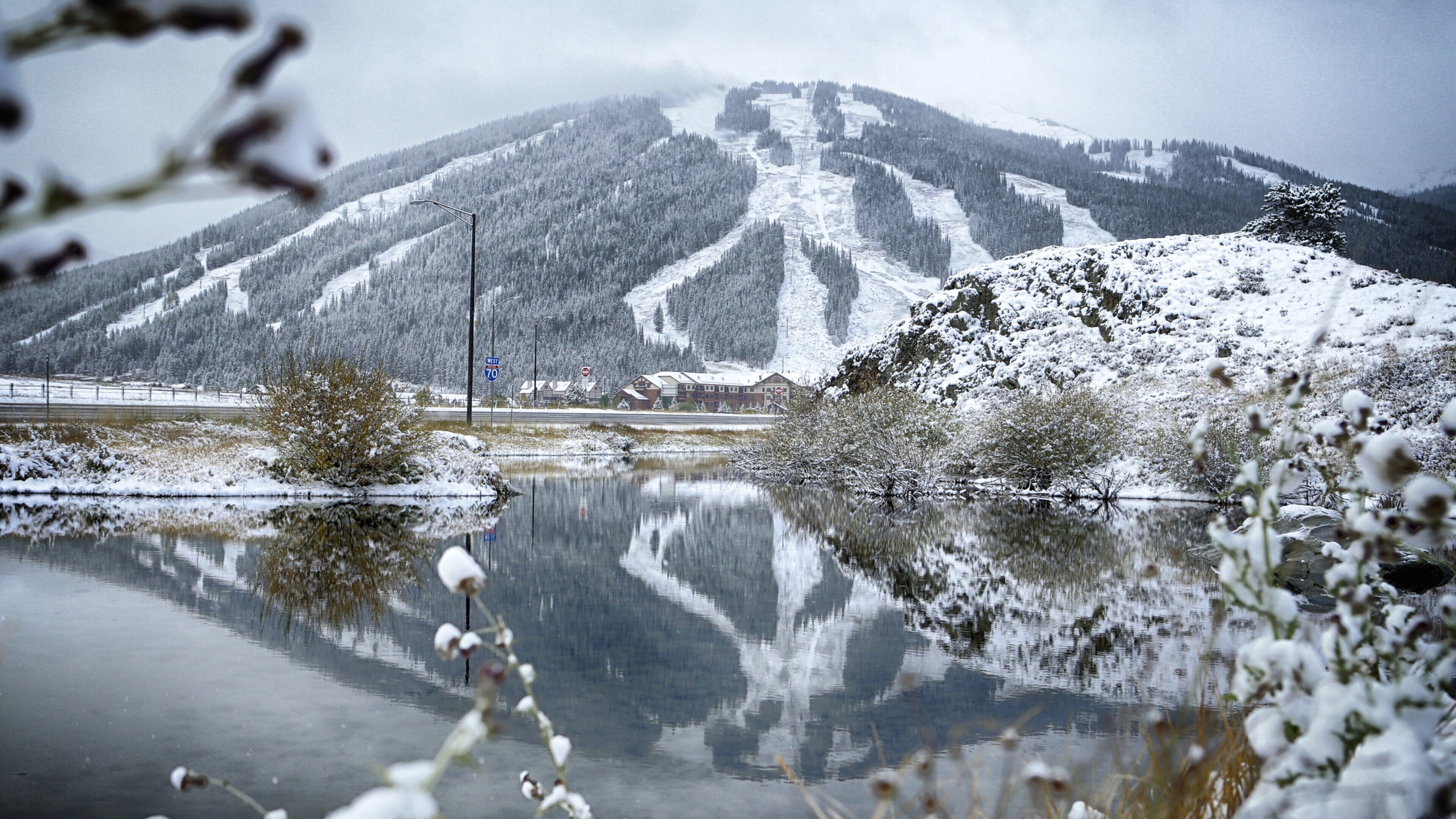 สกีรีสอร์ทคอปเปอร์ เมาเท่น เนื้อเรื่องที่ ทะเลสาบหรือแอ่งน้ำ, หิมะ และ ทิวทัศน์ป่า