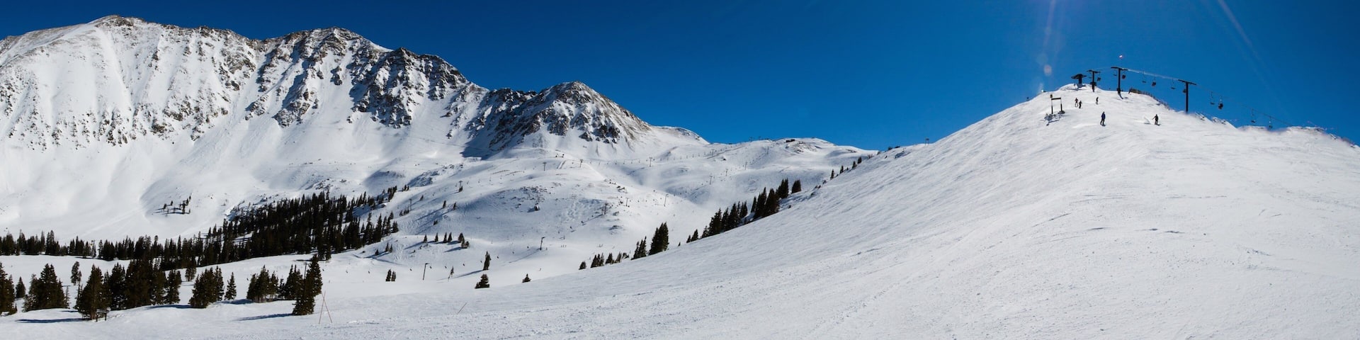 Arapahoe Basin Ski Area qui includes montagnes, scènes tranquilles et neige