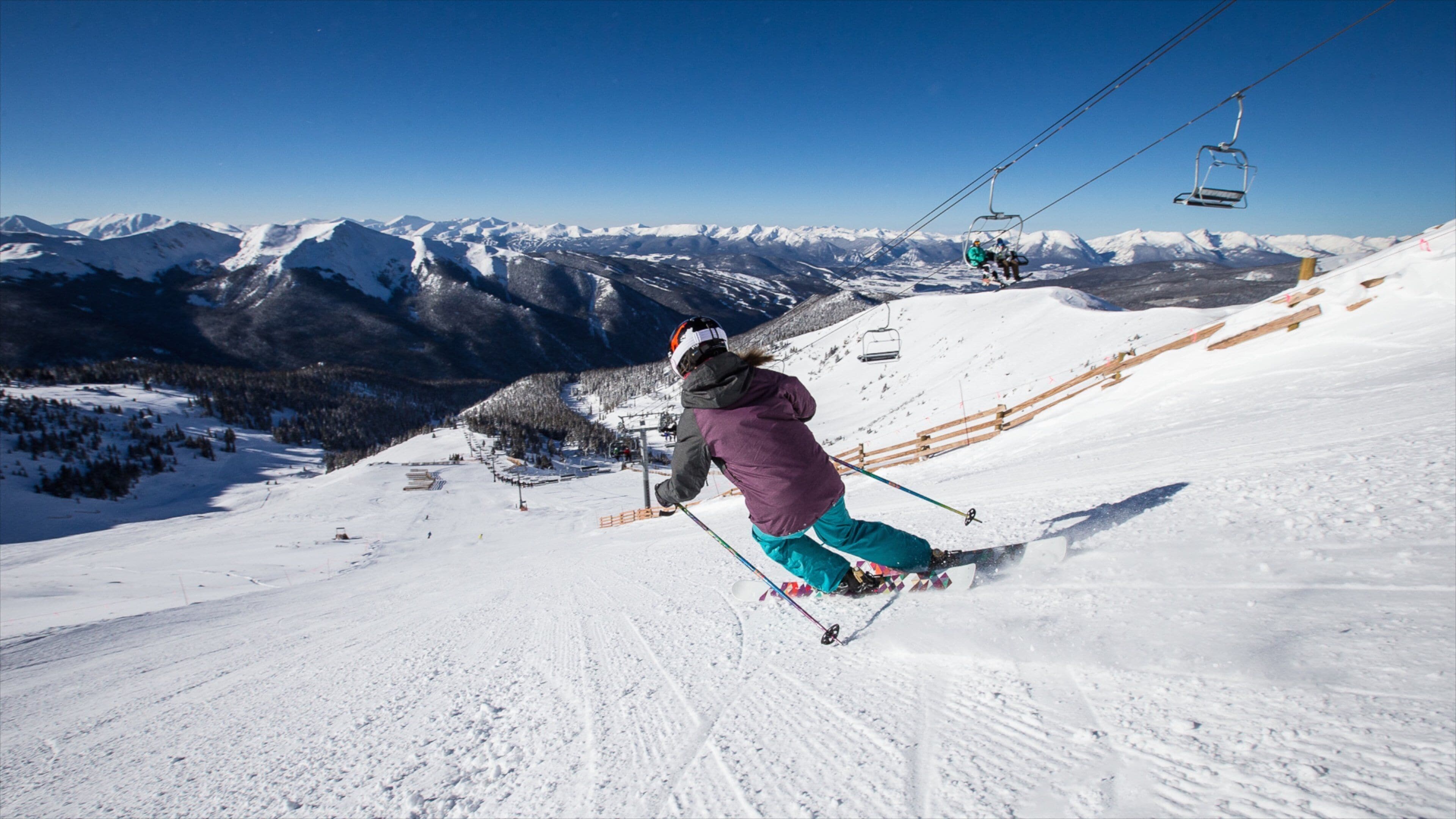 Arapahoe Basin skiområde som viser skikjøring, fjell og gondolbane