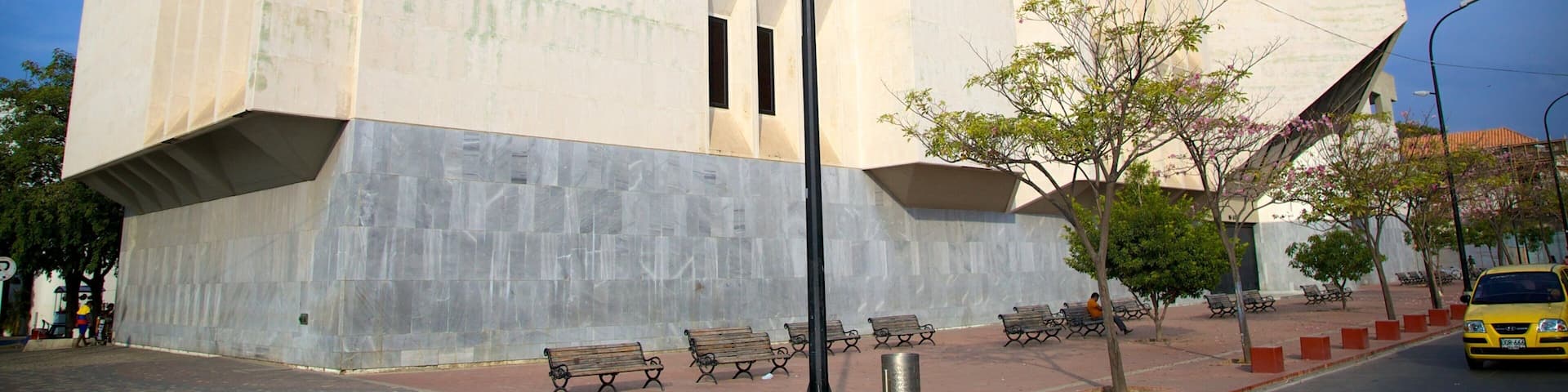 Plaza de Bolivar showing a city and modern architecture